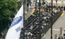 ２４日にソウルで開かれた集会に参加した組合員ら＝（聯合ニュース）