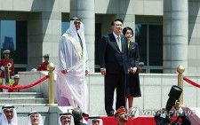 公式歓迎式に出席した尹錫悦（ユン・ソクヨル）大統領（中央）とムハンマド大統領（左）＝２９日、ソウル（聯合ニュース）