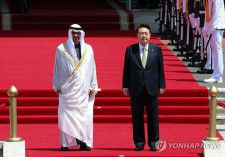 公式歓迎式に出席した尹錫悦大統領（右）とムハンマド大統領＝２９日、ソウル（聯合ニュース）