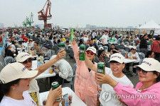 ２５日に仁川港で開催されたイベントで韓国ビールを楽しむ外国人観光客＝（聯合ニュース）