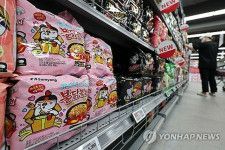 ソウル市内の大型スーパーで販売されている即席麺（資料写真）＝（聯合ニュース）