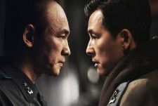 映画「ソウルの春」では韓国2大スター、ファン・ジョンミン（左）とチョン・ウソンが対峙する！（© 2023 PLUS M ENTERTAINMENT & HIVE MEDIA CORP, ALL RIGHTS RESERVED.）