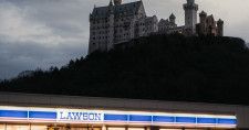 「姫路にこんな城あったっけ？」ローソンの背景に姫路城…じゃない!? 謎の城が“異世界演出”で30万いいね