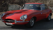 「旧車探して、地元めし」第11話に登場する１９６６年製「真っ赤なジャガー」（ジャガーＥタイプ　Ｓ１）。升毅が魅了された英国名車だ（Ｃ）日活・チャンネル　ＮＥＣＯ