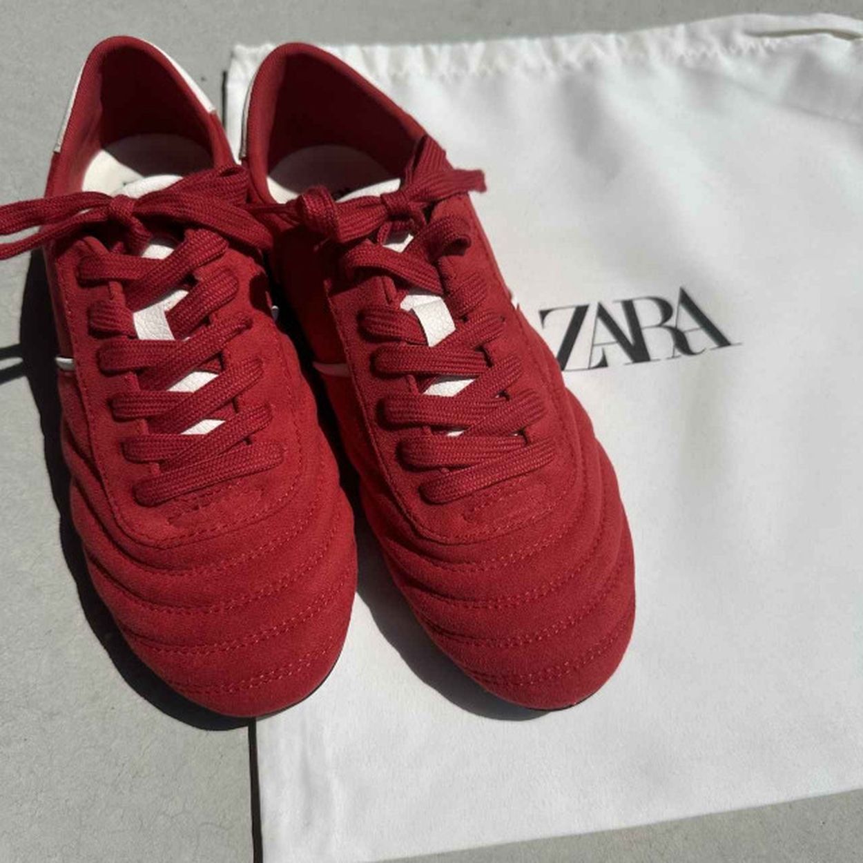 パッと目を惹く「赤スニーカー」にキュン♡【ZARA】6,590円