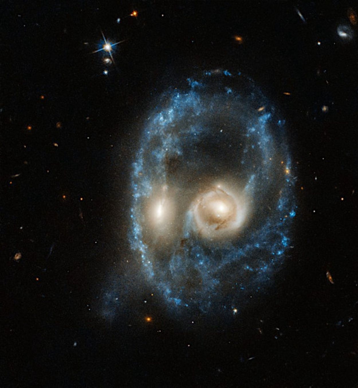 ハッブル宇宙望遠鏡がとらえた幽霊の顔のような衝突銀河 35