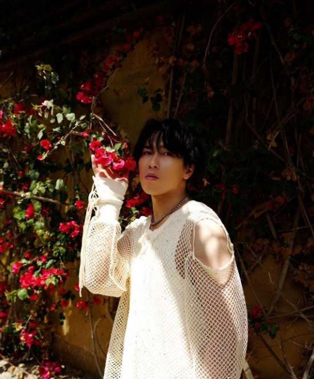 宮舘涼太『EMPIRE』のMVオフショット“俺と花”大反響“大好き