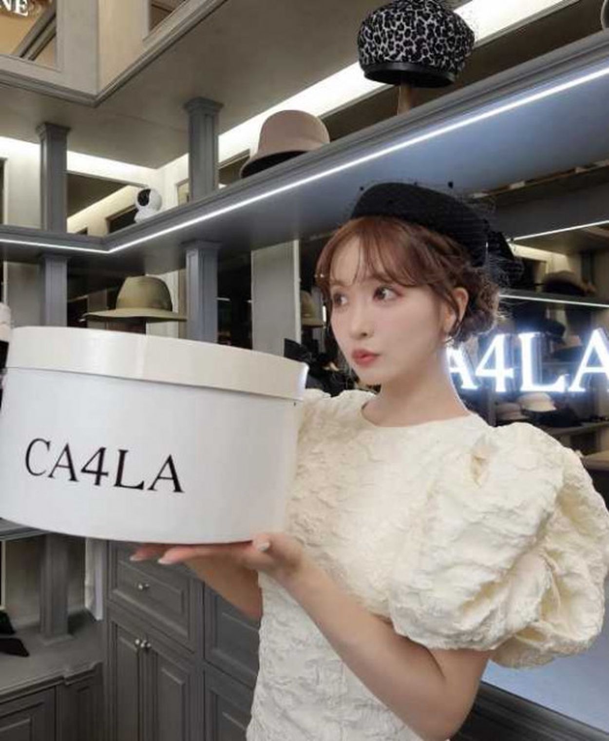 三上悠亜、『CA4LA』とコラボのキュートな帽子を被り台湾でのイベント 