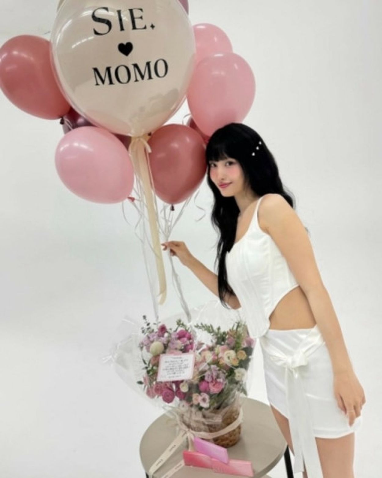 TWICE」モモ、まるで純白の天使…ウエストのチラ見せでセクシーさも爆発(WoW!Korea) - goo ニュース