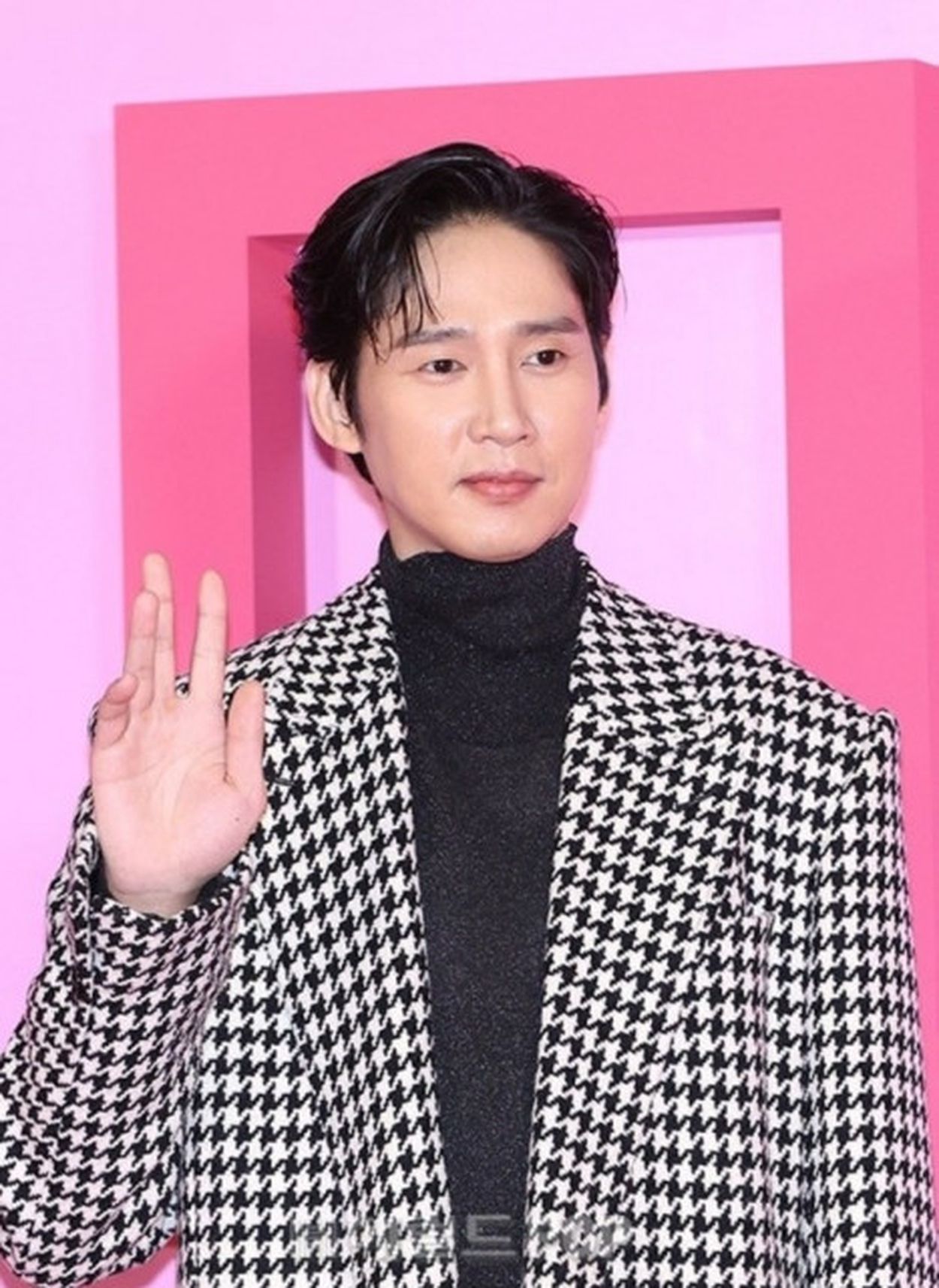 AVパケ即削除”で降板を経験したパク・ソンフン、ラブコメ「未婚