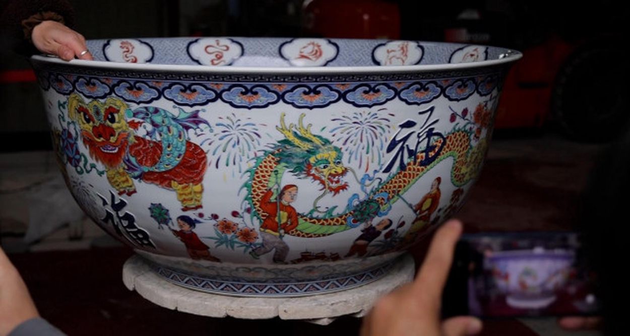 超美品 中国・景徳鎮で春節の巨大な磁器椀完成 ユネスコ無形文化遺産 工芸品