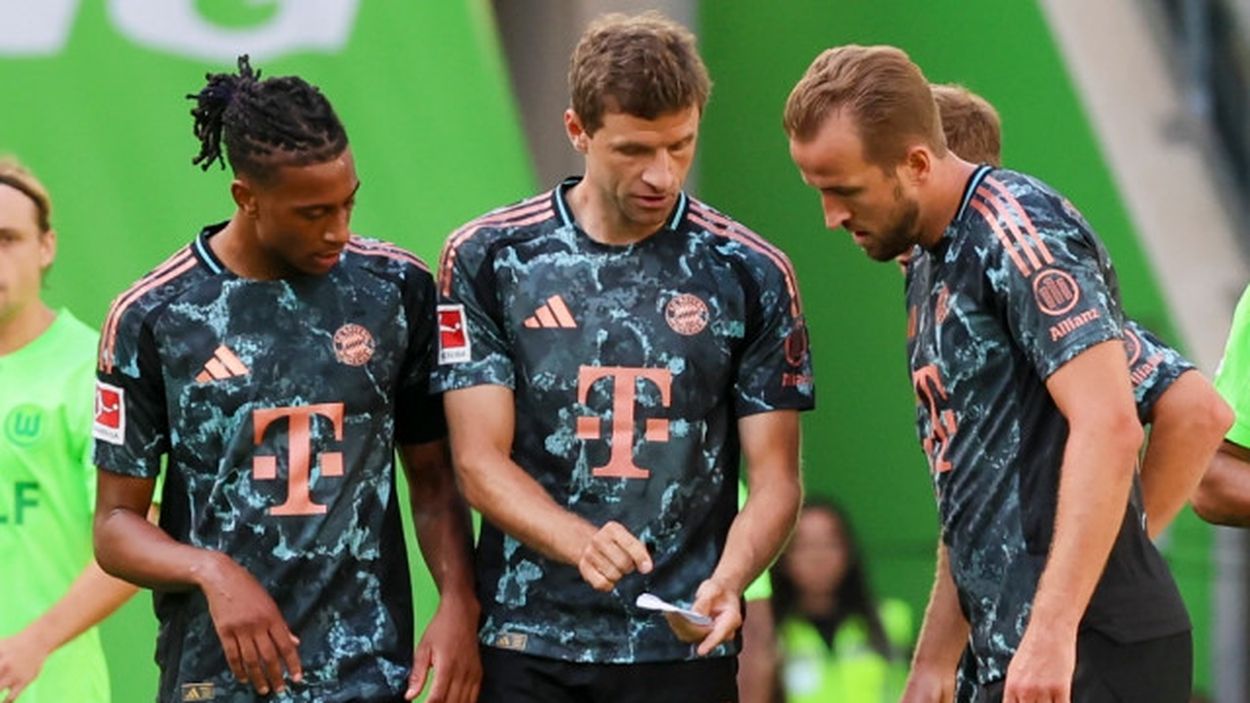 FC バイエルン アディダストラックスーツプレゼンテーション