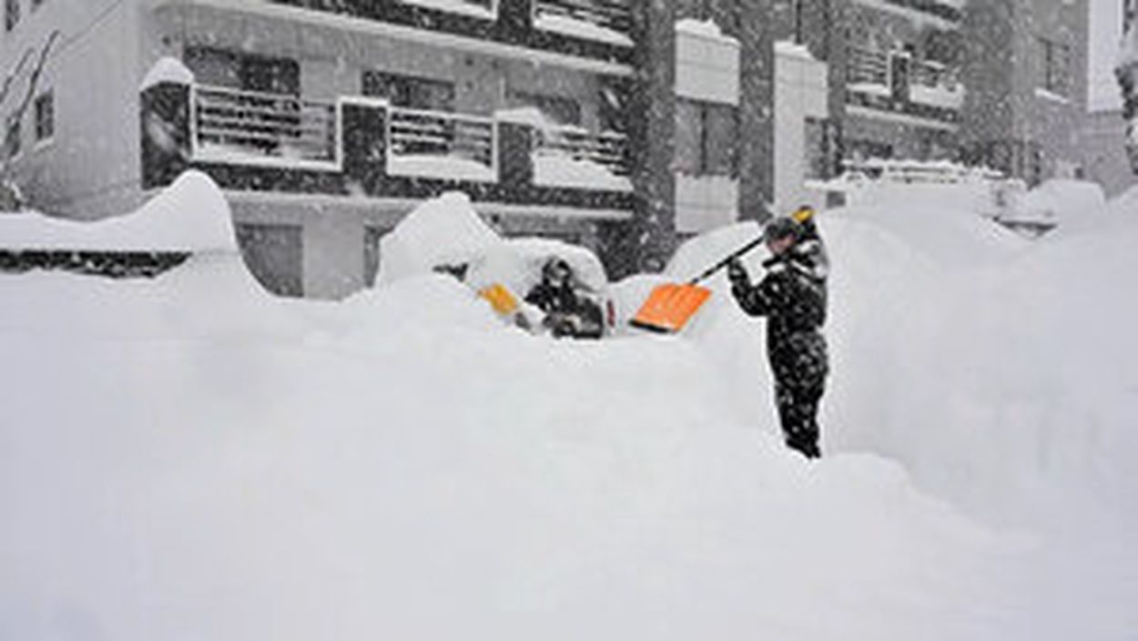 夜の雪かき「全て無駄」 北海道、半日で120センチの記録的降雪