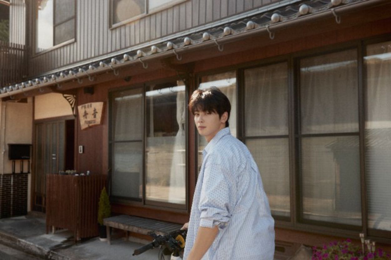 CHA EUN-WOO 2023 OFFICIAL PHOTO BOOK in LA (A version) : CHA