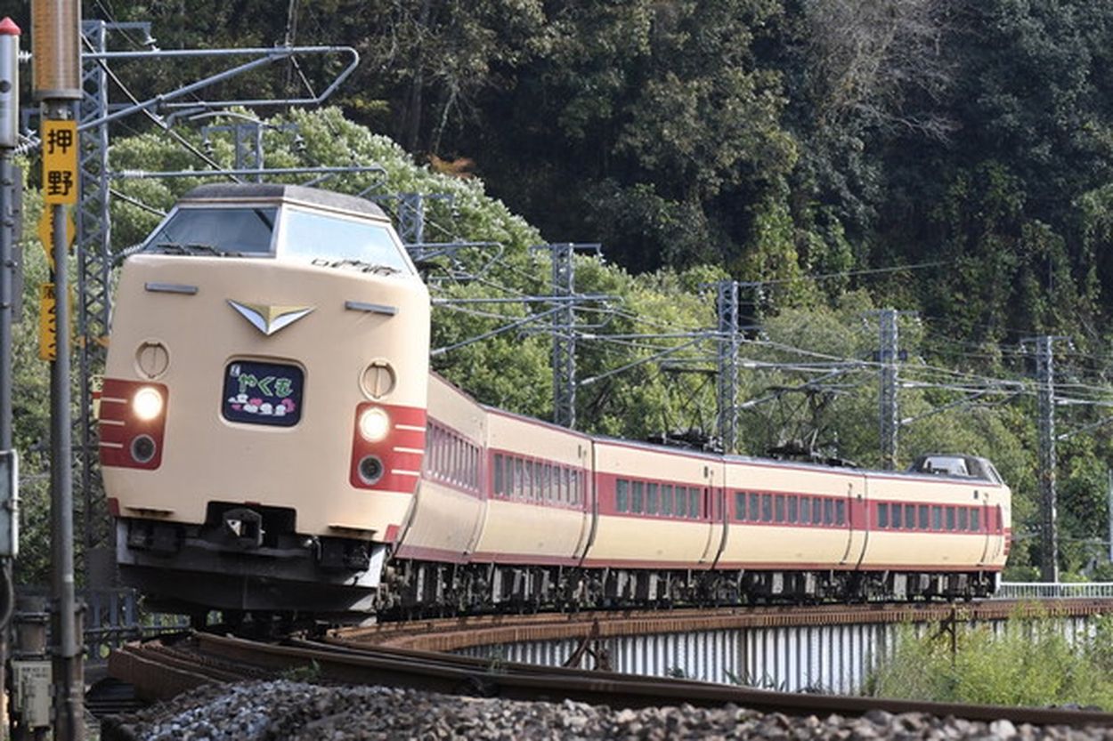 「最後の国鉄特急形電車」引退迫る！「やくも」各カラー最終便乗車＋ヘッドマーク全種類見学のツアー開催(乗りものニュース) - goo ニュース