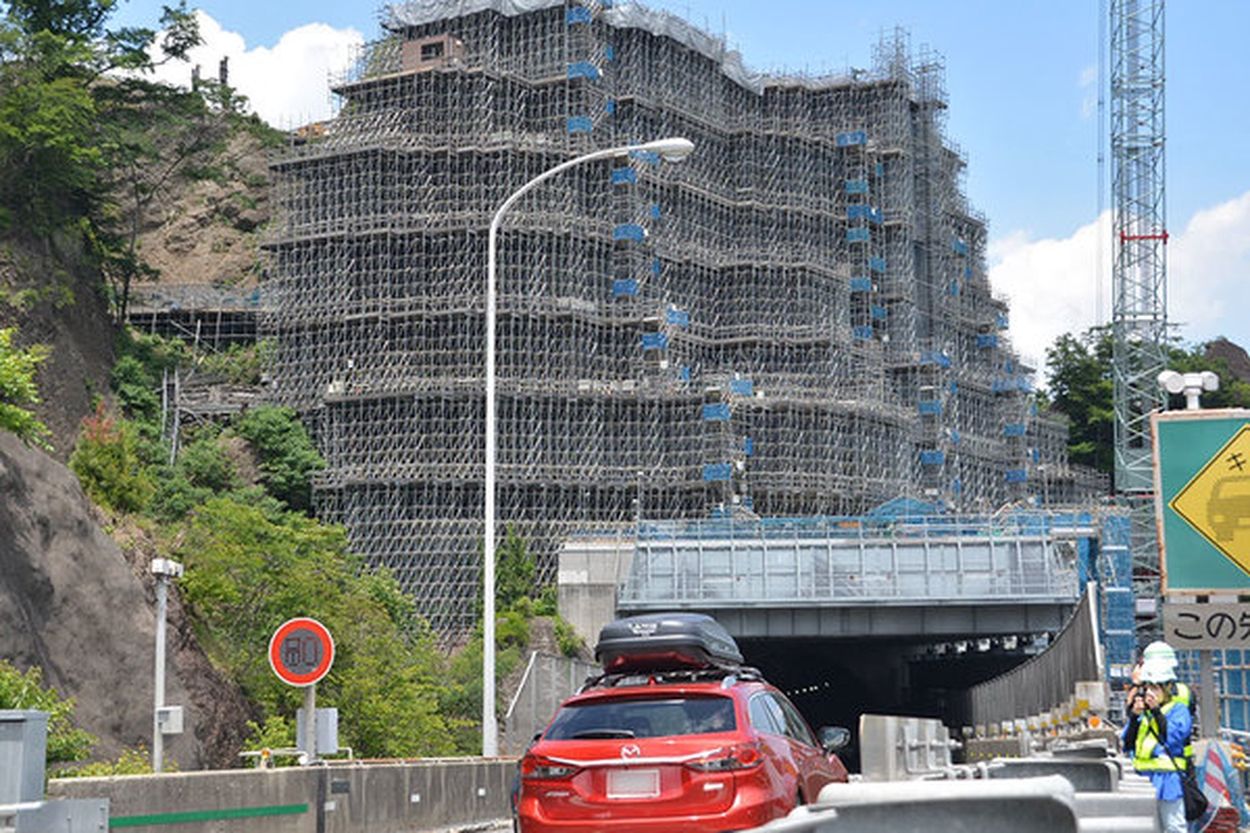 なんというスケール…高速道路上の巨大「足場要塞」ついに潜入 「石ころ一つ落とさない」ために準備6年!? 今まさに格闘中！(乗りものニュース) -  goo ニュース