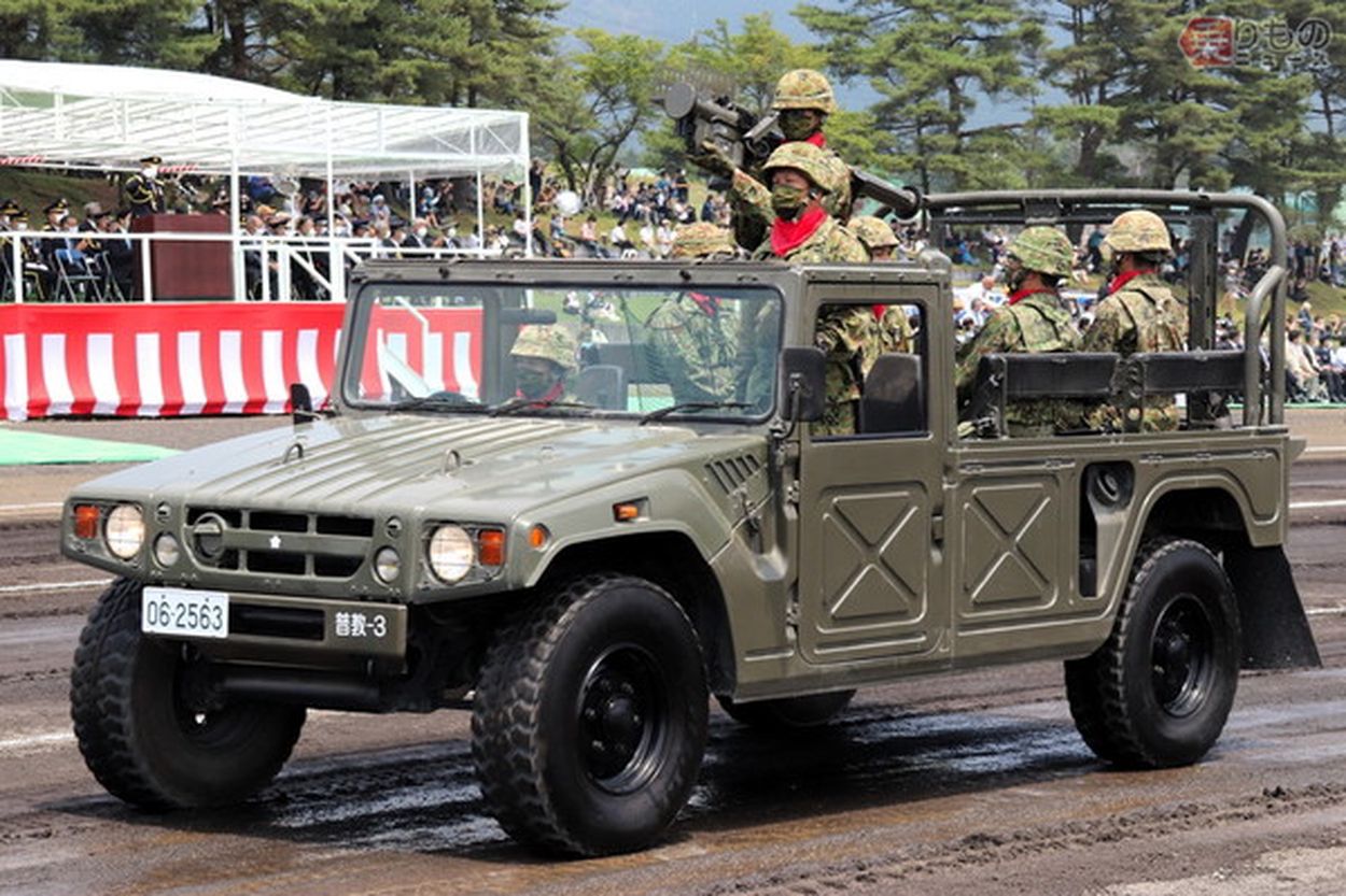 自衛隊の“ジープのお化け”みたいなクルマは何だ!? 「ハマー」とは違う？ 最近まで非冷房車も(乗りものニュース) - goo ニュース