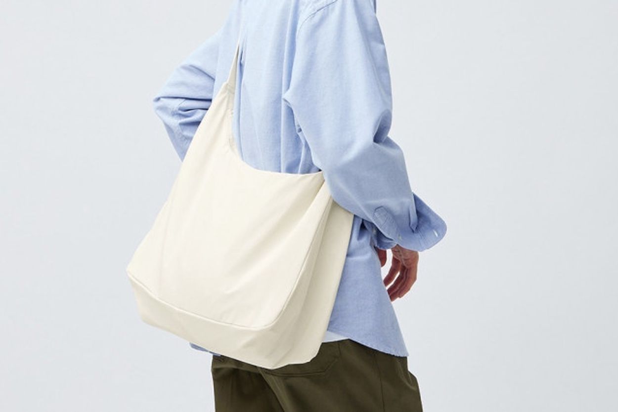 GU人気の「ラウンドショルダーバッグ」ブラウン＆グレーの新色、A4サイズ収納OKで通勤・通学バッグに(ファッションプレス) goo ニュース