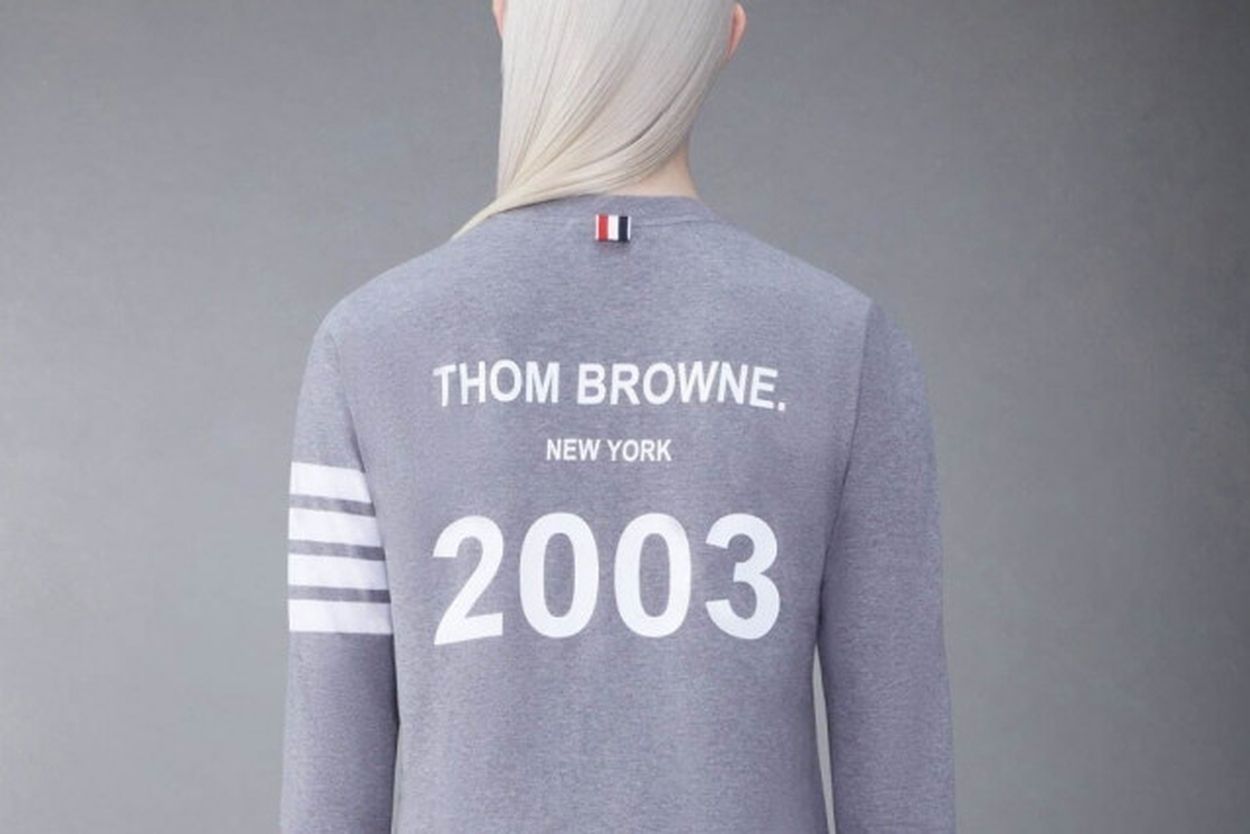 トム ブラウンの設立年“2003”を施した20周年Tシャツ＆ジャケット
