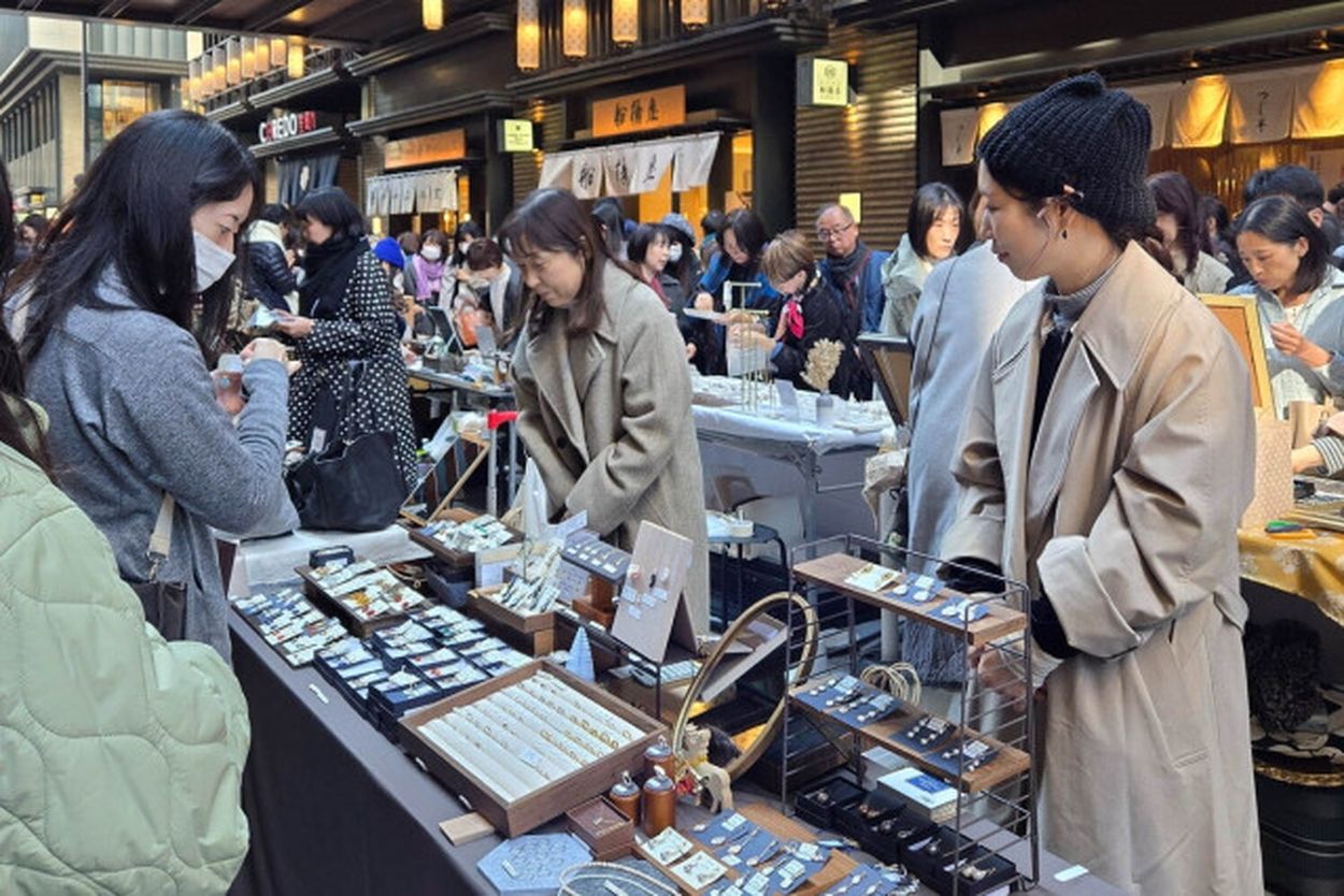 蚤の市「第30回 オールドニューマーケット」日本橋・コレド室町仲通りで、2日間で約50店舗ずつ出店(ファッションプレス) - goo ニュース