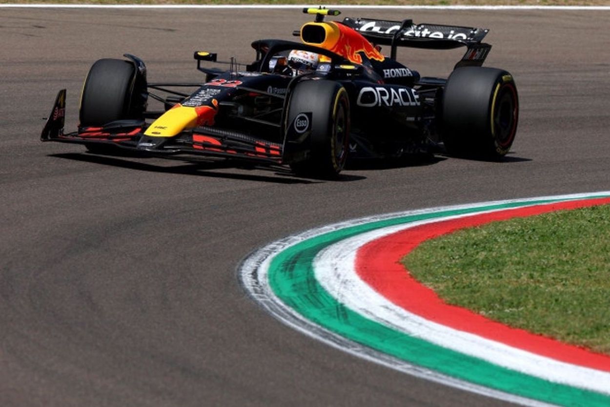 出産祝い レッドブル角田裕毅、F1エミリア・ロマーニャGP予選Q1でマシンが ミニカー