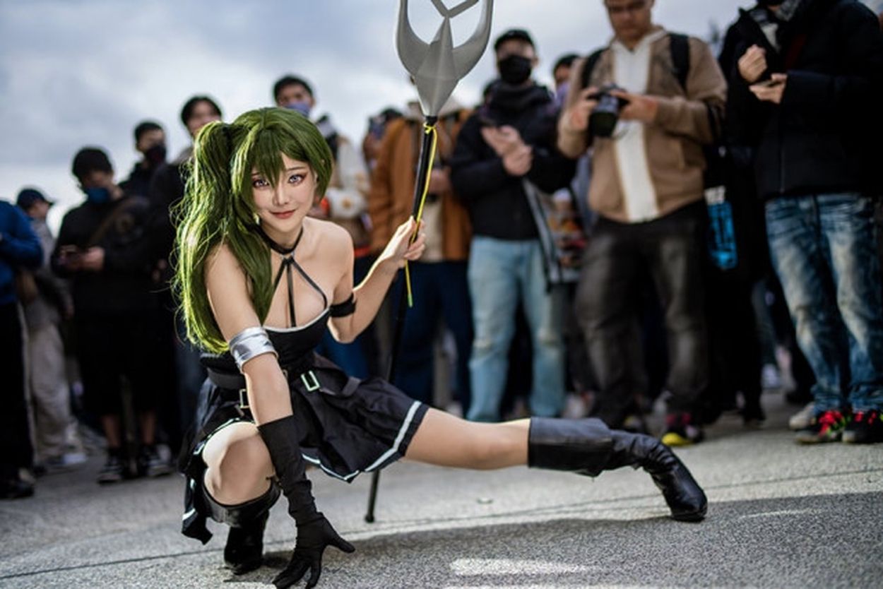 葬送のフリーレン』しなやかボディで魅了するユーベルのコスプレ