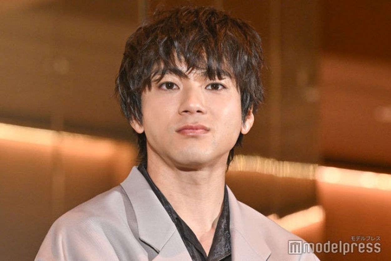 等身やばっ！」山田裕貴、オールバック×ブラックスーツのクール