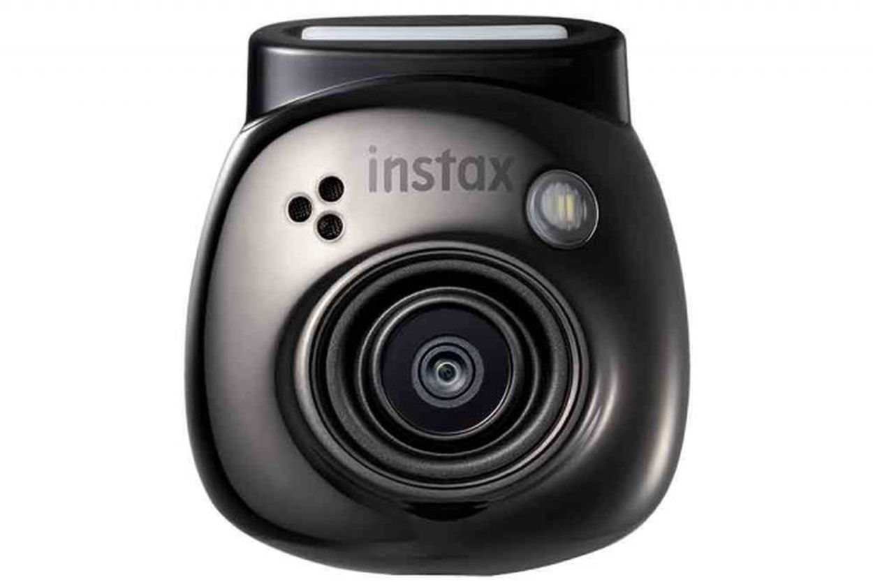 手のひらチェキ「INSTAX Pal」登場。プリント機能を省いた“撮影特化