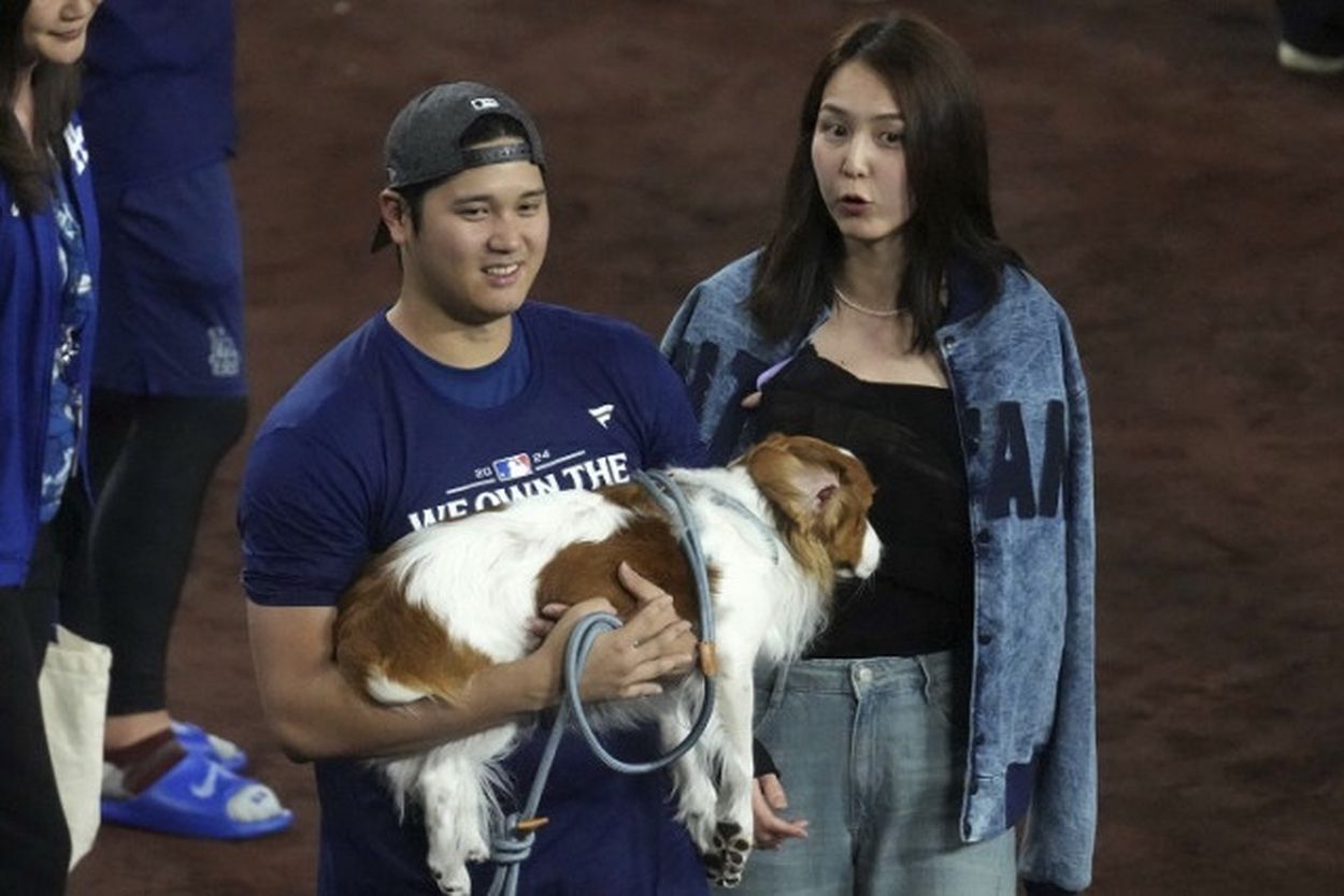 大谷翔平が投稿した真美子さんとデコピンとの家族3ショットが