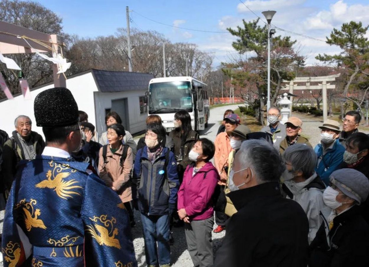 寿都の歴史 宮司らが解説 札幌から30人 町内ツアー楽しむ(北海道