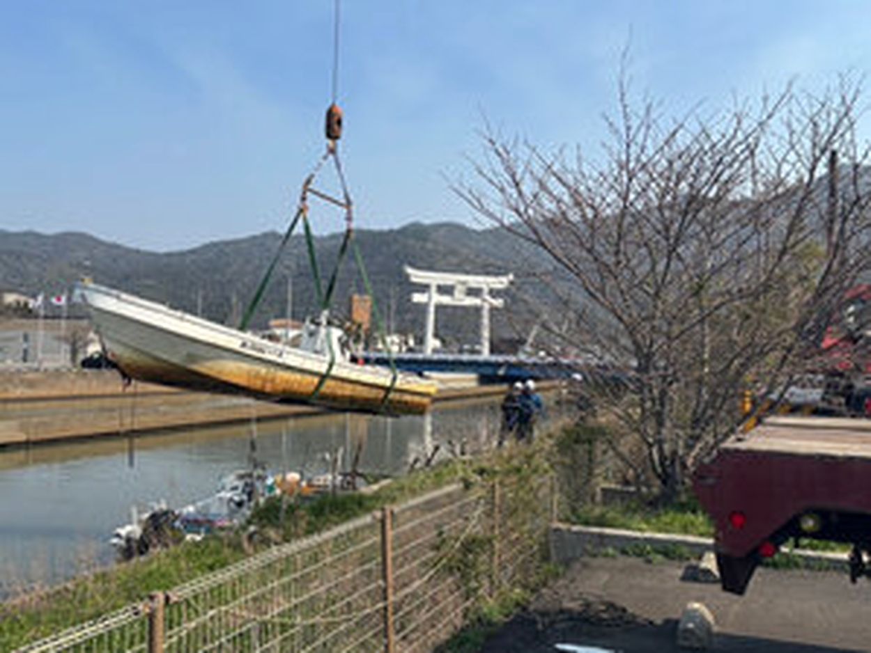所有者不明の不法係留船の撤去開始 出雲大社近くの川で簡易代