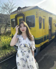 小嶋陽菜、｢春を感じる旅へ..｣女子旅のオフショットを公開｢素敵すぎる｣｢可愛すぎ｣