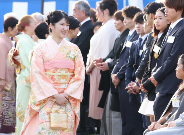 愛子さま23歳へ 秋の園遊会は最高峰の京友禅 雅子さまと3つの「おそろい」リンクコーデ 堂々たる天皇家「菊紋」に凜とした美しさ(AERA dot.)  - goo ニュース