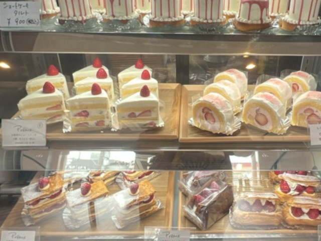 開店後すぐのケーキ屋さんのショーケースは 絶景で眺めるだけ
