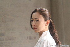 松雪泰子が繊細な演技で揺れ動く心を表現し、生田斗真が主演を務めた映画「脳男」