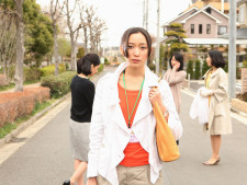 杏がママ友同士の闘いに巻き込まれる母親役を演じる、社会派ドラマ「名前をなくした女神」