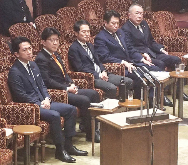 矢面に立つ小泉氏「苦行」年越し　企業・団体献金の扱いにくぎ刺され表情厳しく