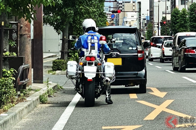 謎の「白バイコスプレおじさん」 違反じゃないの？ 「警察”風”」の白バイクに青ユニフォームが話題に… 法的にはどうなる？  元警察官が解説(くるまのニュース) - goo ニュース