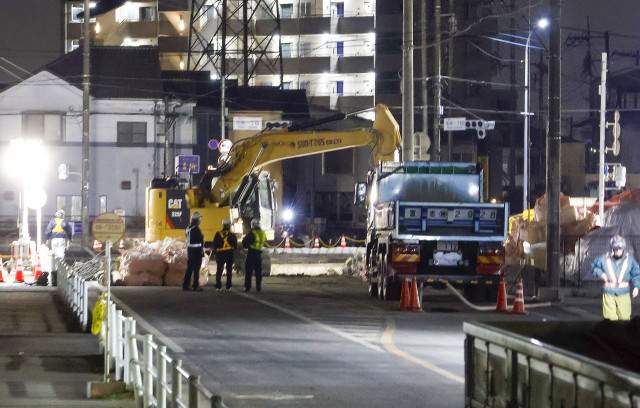 スロープ完成、重機を投入　埼玉陥没、男性救助活動進める