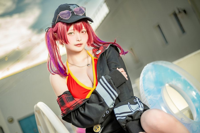 「ホロライブ」宝鐘マリンのコスプレイヤー 抜群プロポーション映える水着姿で魅了!