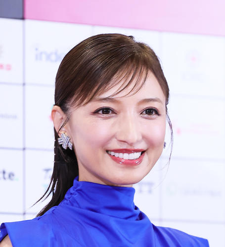 52歳フリーアナ「どんだけかわいいねん」ミニスカ＆白ニーハイのゴルフコーデ公開「女神さま」(日刊スポーツ) - goo ニュース