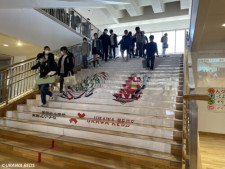 浦和とホームタウンの歩み　埼スタに最も近い小学校にできた開校5周年記念「階段アート」、契機は生徒の積極性