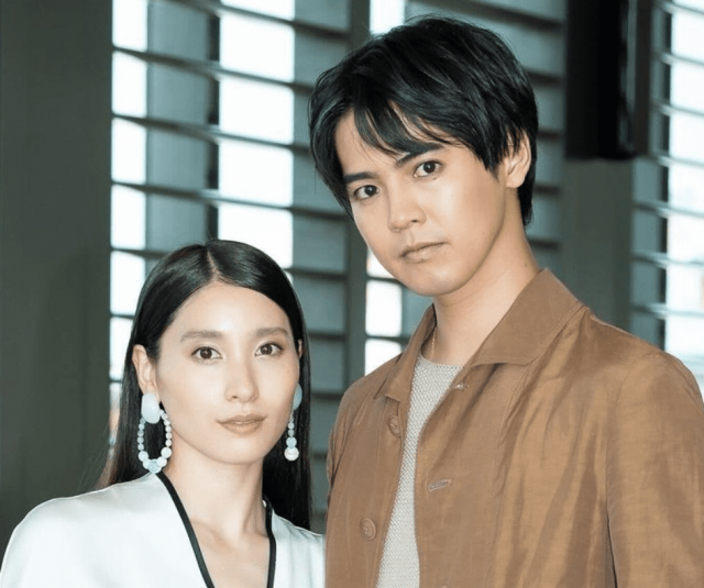 片寄涼太&土屋太鳳、夫妻2ショットをメディア初公開「素敵すぎる」「お似合いだね」(スポーツブル) - goo ニュース