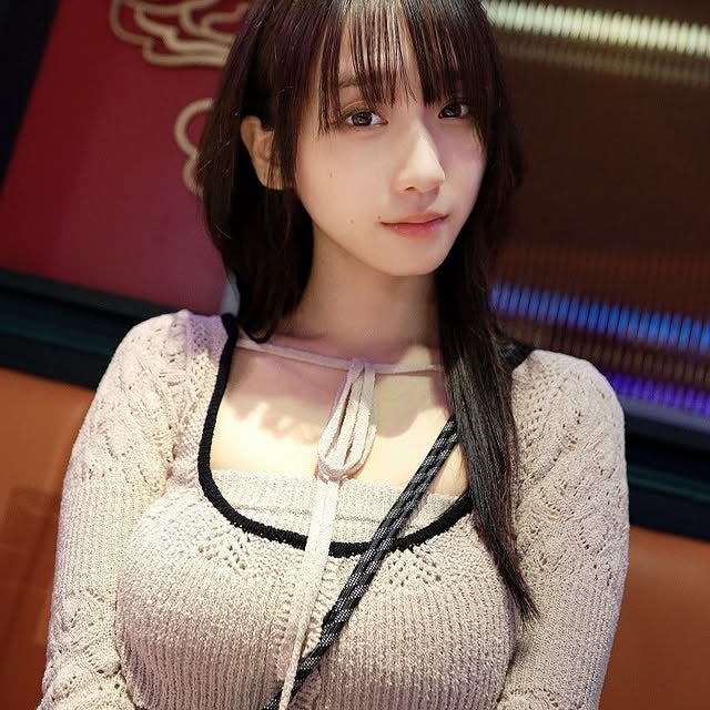 大迫力ボディの人気コスプレイヤー、破壊力抜群ニットの超立体ショットにファンのテンションぶちアゲ!?