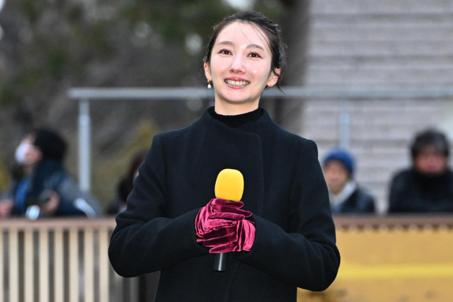 【フェブラリーS】波瑠がレイチェル・キングを祝福「とても学びがある、楽しい一日」プレゼンターで登場