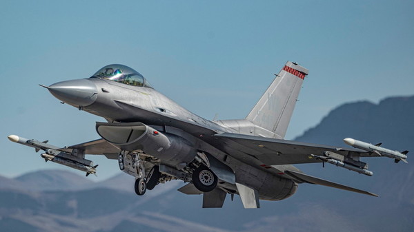 ブランドのギフト ファントムII」を超えるか？ 初 戦闘機F-16が生産4600機を達成！ 絵画