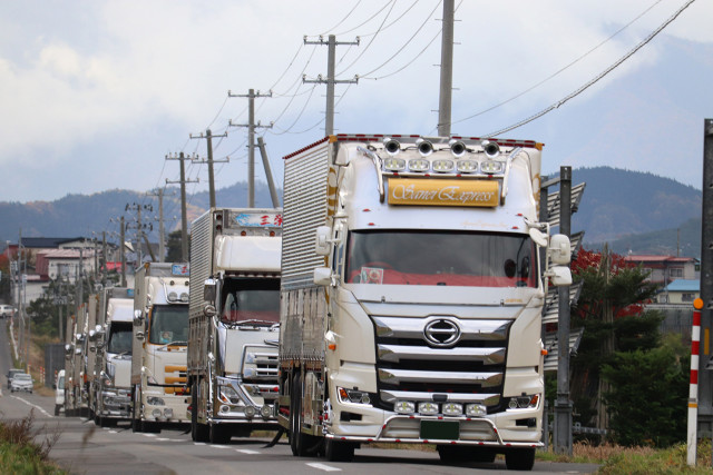 仕事車を飾る理由って何？ 所有トラックが「デコトラ」な運送会社を直撃した(WEB CARTOP) - goo ニュース