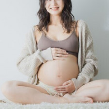 第一子妊娠中・岡副麻希さん、臨月のお腹に親友が手を当てる写真公開「起きると寝汗びっちょり」
