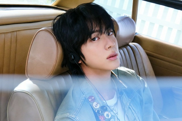 BTS」JIN、無造作ヘアもカッコイイ! …ロッカーになった BTS」JIN、無造作ヘアもカッコイイ! …ロッカーになった