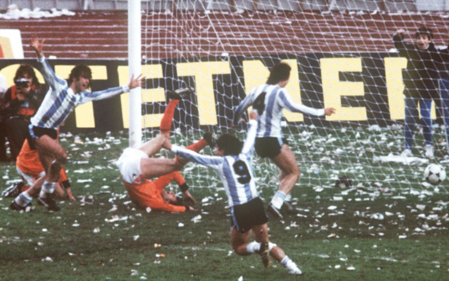 決勝のオランダ戦でゴールを決め、喜ぶアルゼンチン代表のケンペス（左）（ゲッティ＝共同）